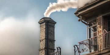 烟道蹿味该找物业吗？